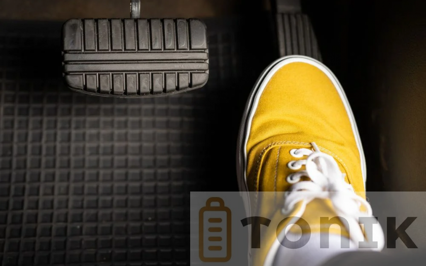 Чому автомобіль не тягне під час натискання на педаль газу: причини та що робити?